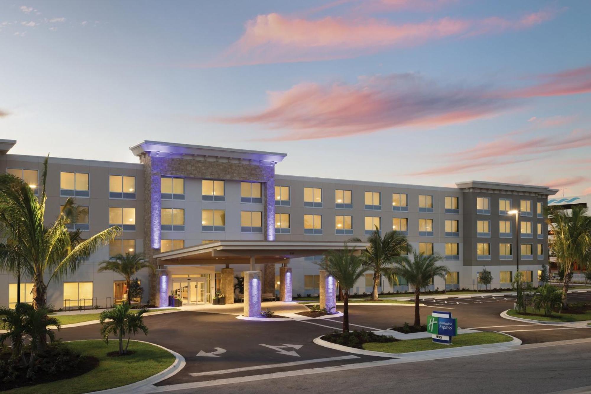 Holiday Inn Express Cape Canaveral By Ihg Exterior foto